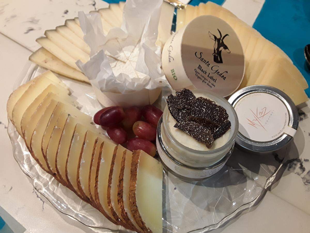 Presentación de una exquisita selección de quesos gourmet en Señorita Malauva.