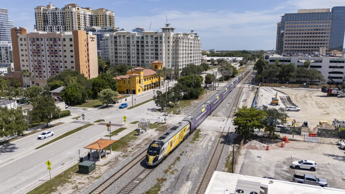 Un tren de Brightline avanza por West Palm Beach tras salir de su estación el jueves 31 de julio de 2025.