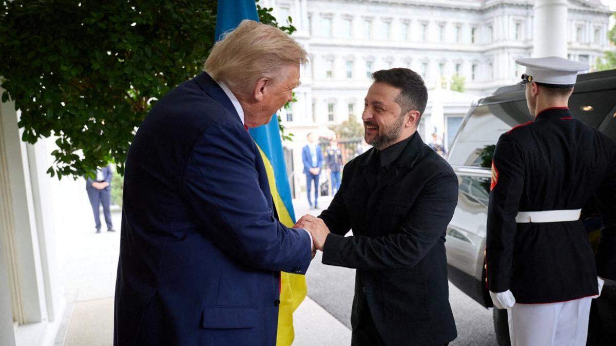 El presidente de Estados Unidos, Donald Trump (izq.) recibe a su homologo de Ucrania, Volodimir Zelenski, el lunes 18 de agosto de 2025, en la Casa Blanca, Washington D.C.