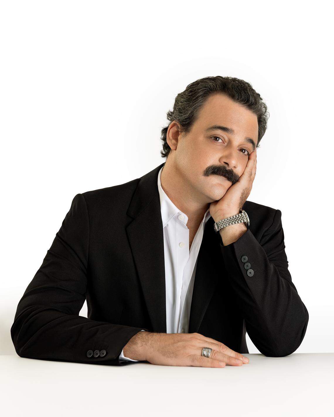 El actor cubano Ariel Texido en el papel protagonista en ‘Muerto de risa’. La obra presenta a Guedes bajando de los cielos a Miami para ofrecer un último espectáculo. 