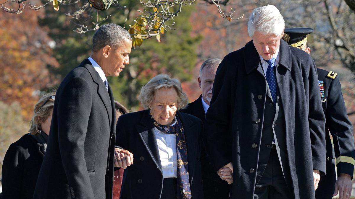 Foto de archivo del presidente Barack Obama y el expresidente Bill Clinton ayudando a Ethel Kennedy, viuda del exsenador y exsecretario de Justicia Robert F. Kennedy, durante una ceremonia para colocar flores en la tumba del presidente John F. Kennedy, en el Cementerio Nacional de Arlington, Virginia, el 20 de noviembre de 2013.