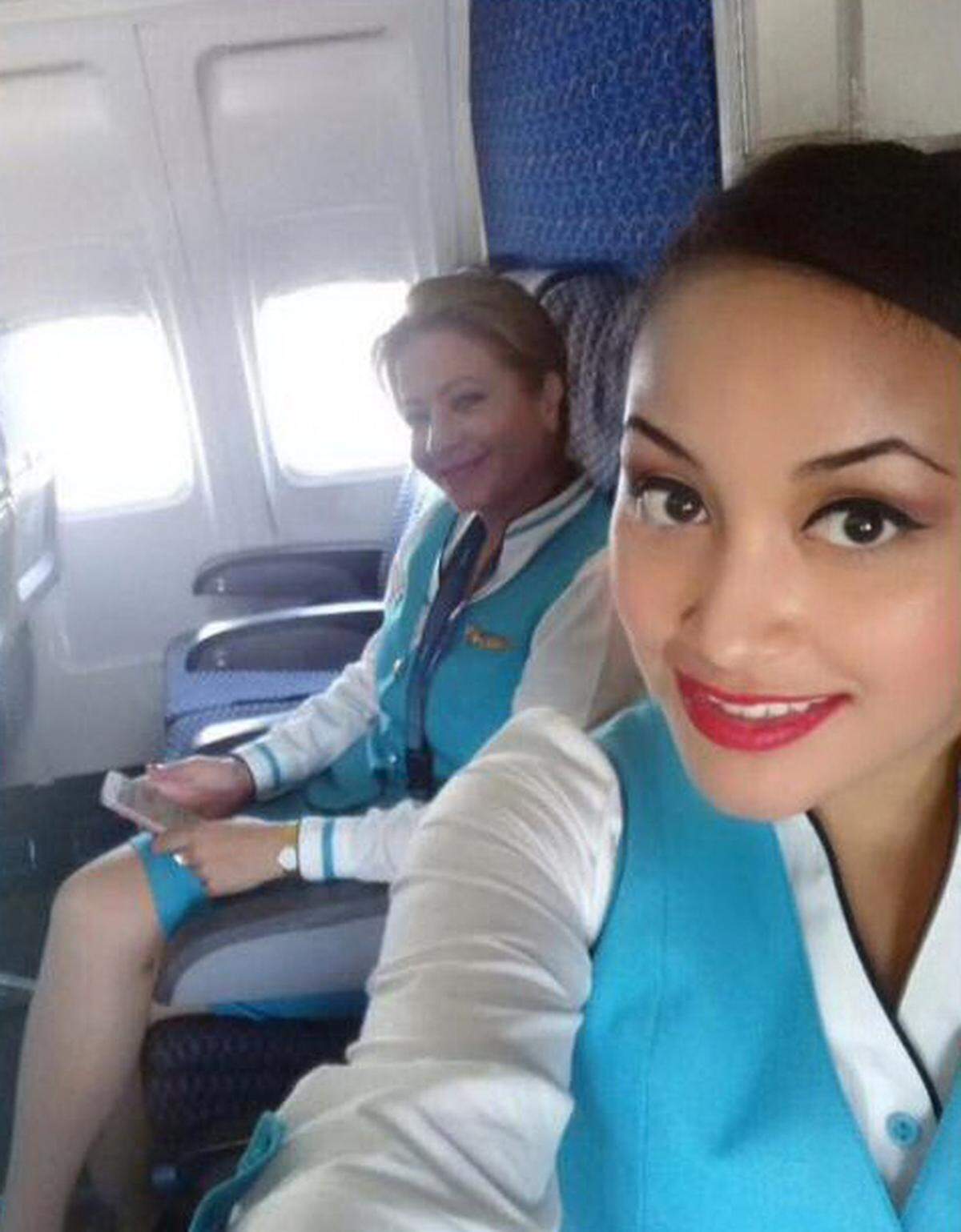 Fotografía sin fecha que muestra a Daniela Ríos (primer plano), de 22 años, la sobrecargo que murió en el accidente de aviación el pasado viernes en Cuba, acompañada de Myrna Díaz (al fondo), exsobrecargo de la aerolínea mexicana Global Air, quien habló este jueves durante una entrevista con Efe en Ciudad de México (México).
