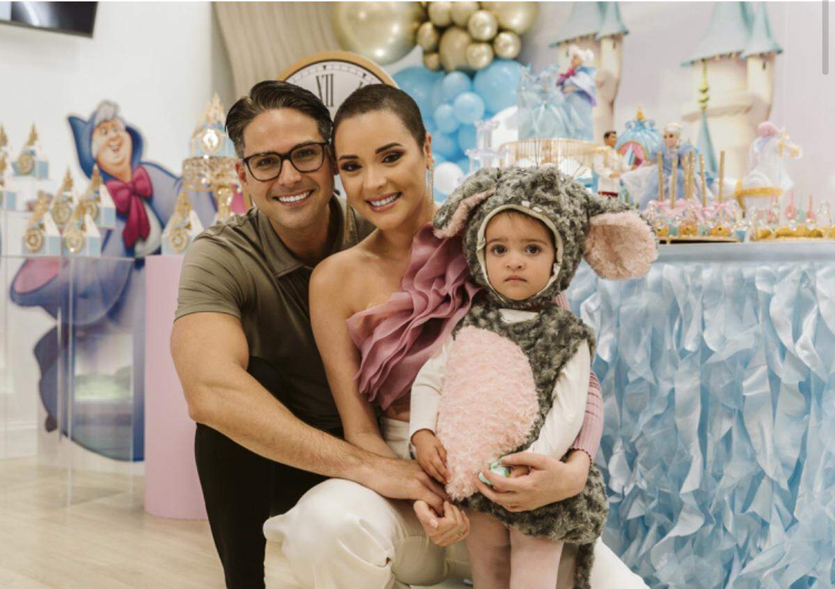 Daniel Corcega, compañero de Ana Vargas, junto la hija de ambos, Miranda.