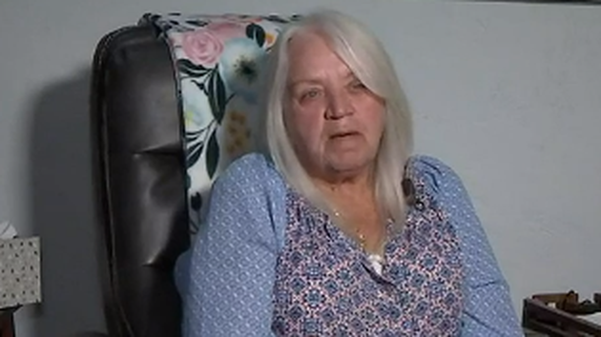 Lynn Savage, de 70 años pasó casi 24 horas en la cárcel en Florida por negarse a dejar a su hija sola en el hospital donde se recuperaba de una operación cerebral, informaron medios locales este martes.