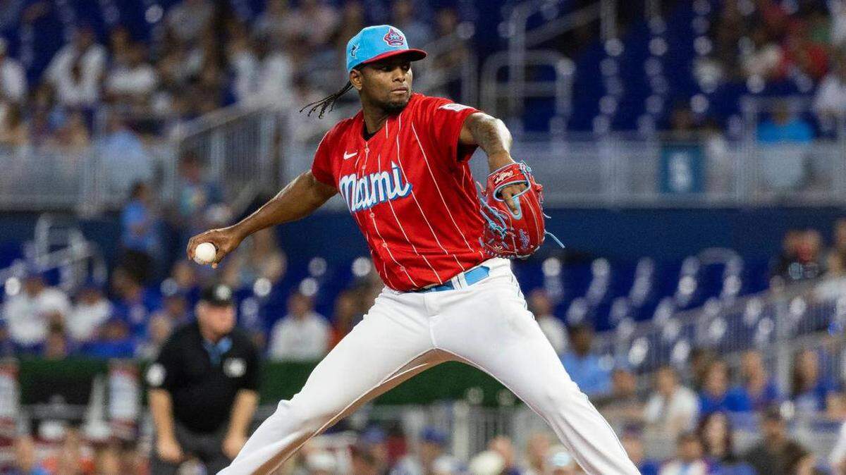 El lanzador abridor de los Miami Marlins Edward Cabrera (27) lanza contra los Chicago Cubs en la primera entrada de un partido de la MLB en el loanDepot park el sábado 29 de abril de 2023, en Miami, Florida.