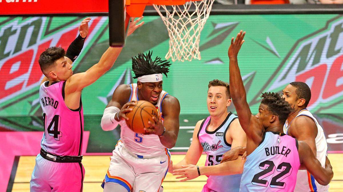 El jugador del Thunder Luguentz Dort (5) trata de anotar ante la marca de Tyler Herro (14), Duncan Robinson (55) y Jimmy Butler (22) el 4 de enero de 2021 en Miami.