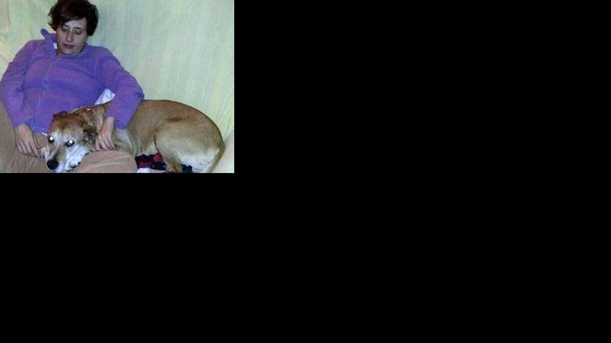 Teresa Romero, la auxiliar de enfermería infectada de ébola, posa con su perro Excalibur. 