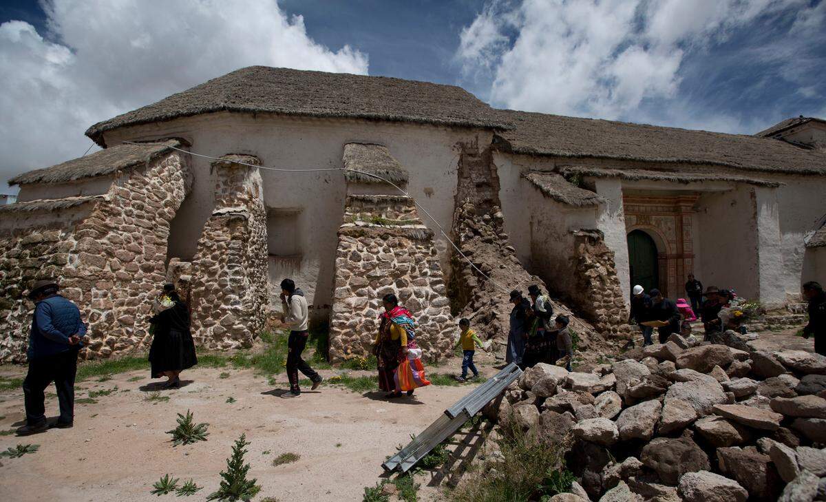 Las lluvias recientes desmoronaron un contrafuerte que sostiene las gruesas paredes de adobe de la capilla y ante la emergencia la Iglesia católica, el Ministerio de Culturas, expertos y autoridades locales diseñan un plan para salvar uno de los templos más antiguos del continente, construido entre 1570 y 1608.