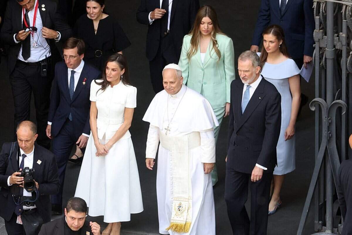 El Papa León XIV (C) se marcha acompañado por la Familia Real española tras presidir la Santa Misa en la plaza de Cibeles de Madrid el 7 de junio de 2026. El Papa León XIV visita España del 6 al 12 de junio, con escalas en Madrid, Barcelona y las Islas Canarias, donde se reunirá con migrantes y organizaciones dedicadas a ayudarles.