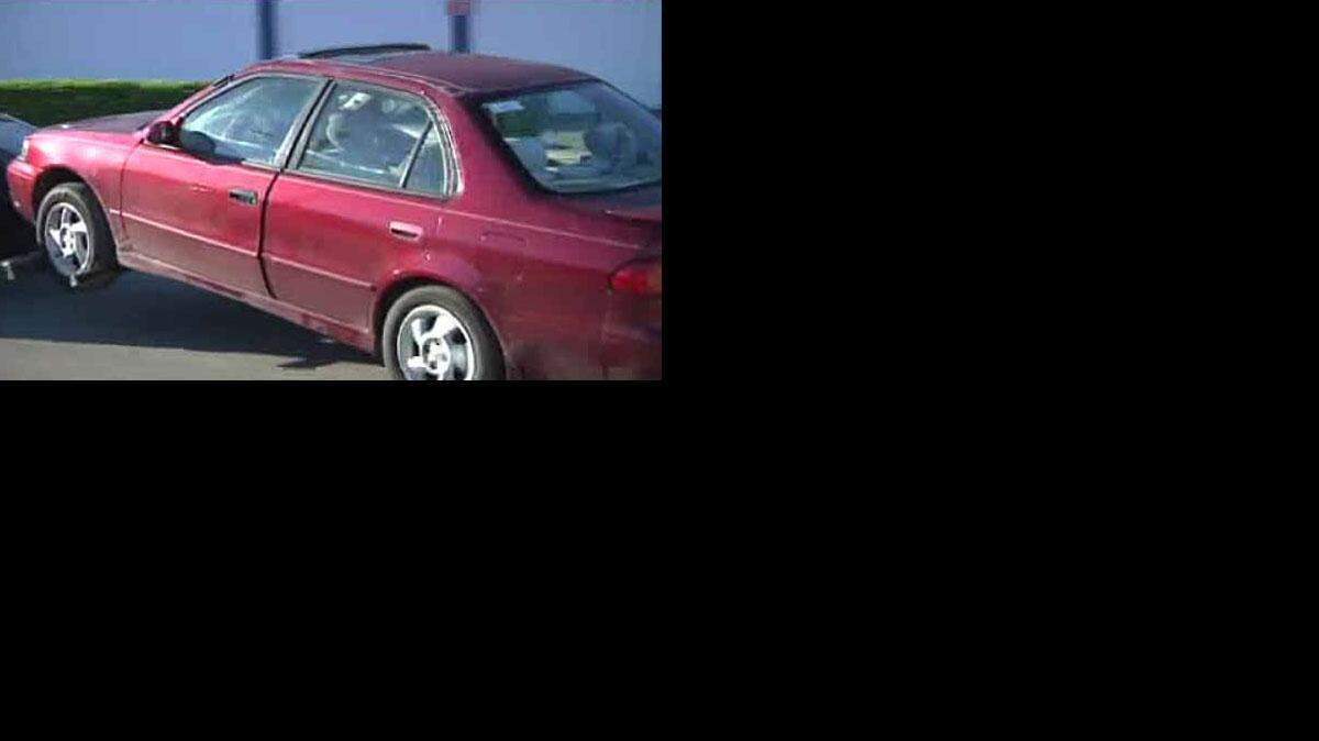 La mujer que conducía, aún sin identificar, escapó del lugar en un Toyota de color rojo, según la policía.