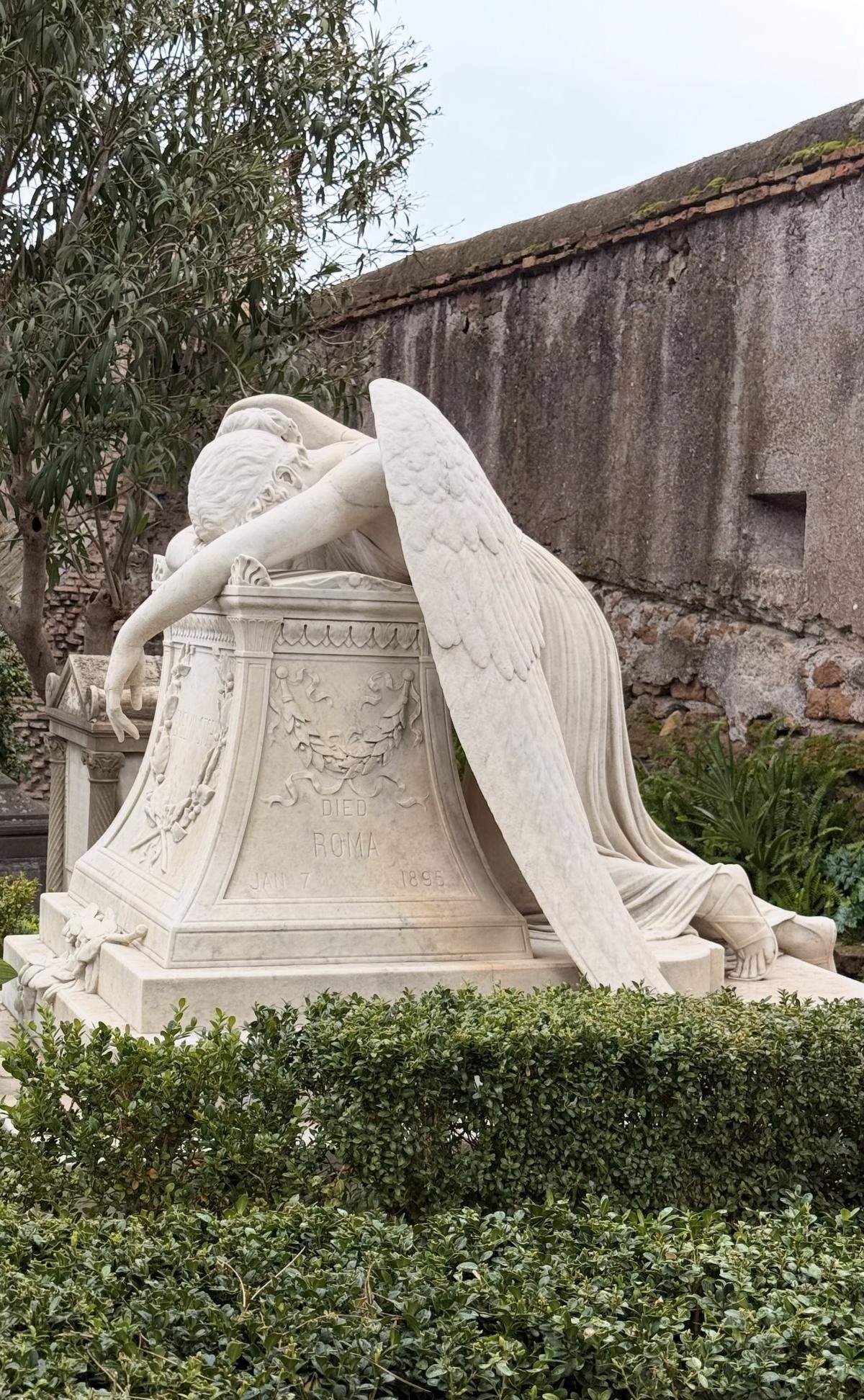 “El ángel del dolor”, escultura del artista estadounidense William Wetmore Story que se encuentra en el cementerio no católico de Roma, un lugar favorito de Diego Salterini.