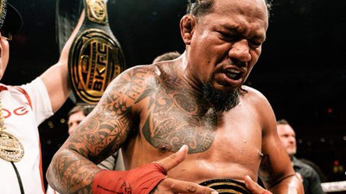Ni el propio Luis Palomino pudo haber escrito un mejor guion. A los 40 años, el peruano ha tocado la gloria más grande de su larga carrera deportiva al convertirse en el primer guerrero en la historia de Bare Knuckle Fighting Championship que se convierte en campeón de dos divisiones.