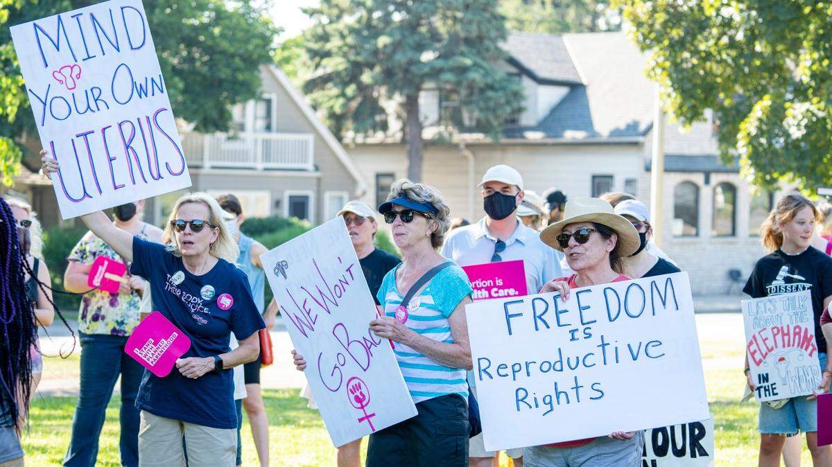 Decenas de personas se reúnen en el Parque Humboldt de Milwaukee, Wisconsin, para apoyar la labor de Planned Parenthood, un centro de asistencia medica que ofrece servicios de aborto, el 14 de septiembre de 2023.