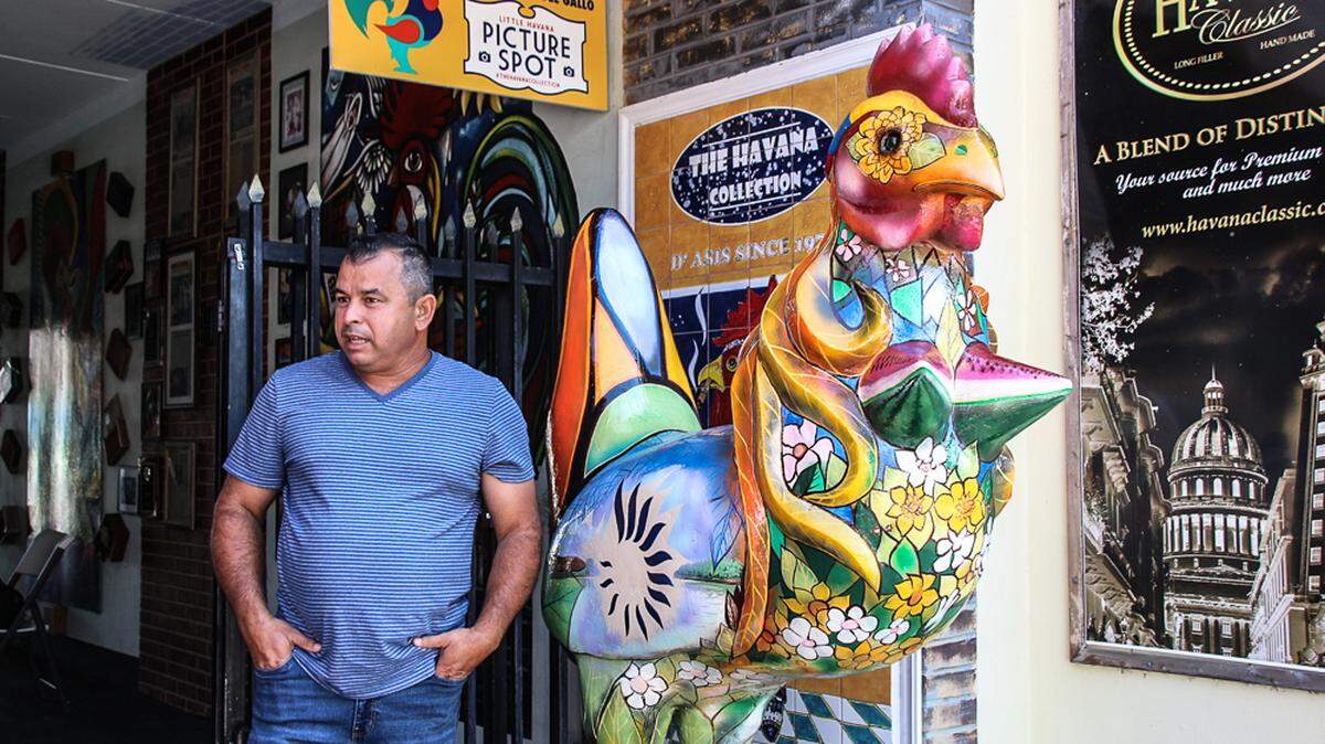 Manuel Bello, ‘El chino’, junto a la escultura de la gallina colombiana.