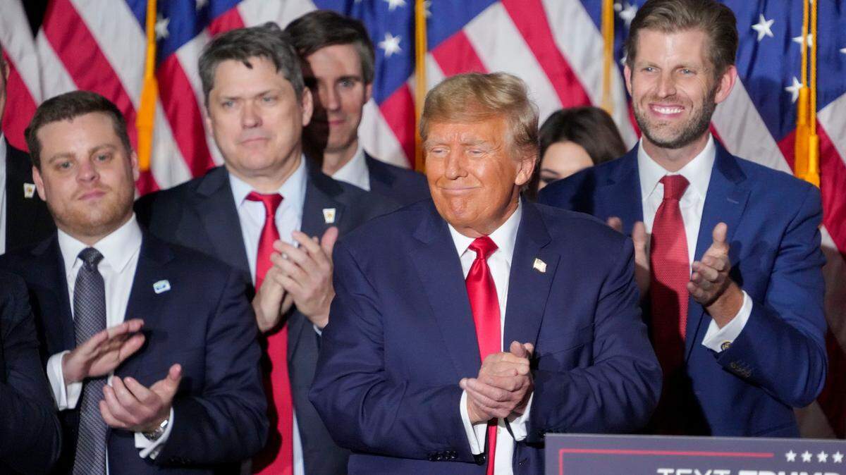 El expresidente Donald Trump se retira del podio después de dar un discurso tras ganar los caucus de Iowa, el lunes 15 de enero de 2024, en Des Moines.
