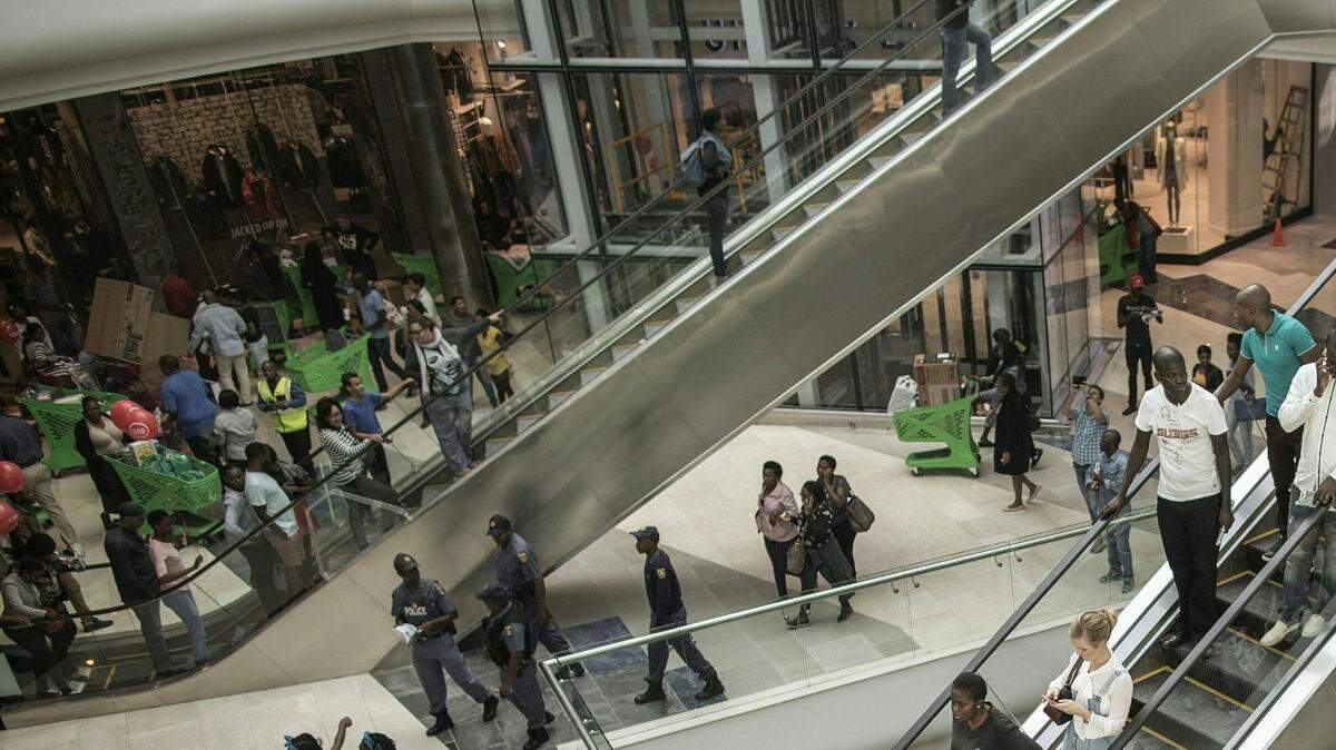 Las personas que sufren de agorafobia, el temor a espacios públicos, también tienen sienten ansiedad en tiendas y centros comerciales. En la imagen, el Mall of Africa en Midrant, Sudáfrica. 