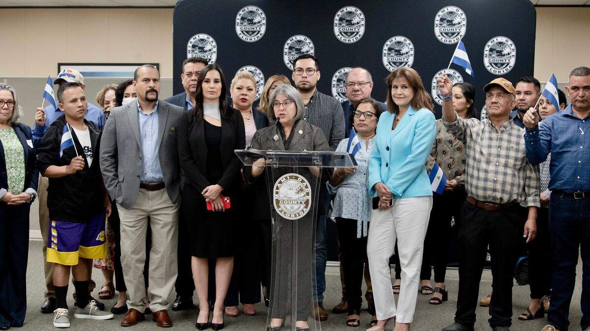 La alcaldesa de Miami-Dade, Daniella Levine Cava, se reunió el 15 de febrero de 2023 con un grupo de presos políticos liberados por el régimen de Nicaragua.