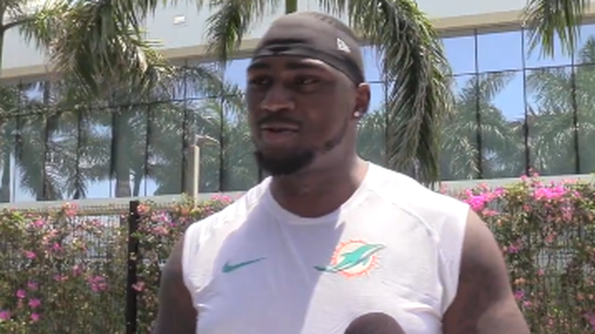 El dominicano Byron Matos tiene 23 años, mide 2.06 metros y pesa 131 kilos. El pasado 28 de abril firmó con los Dolphins como novato no reclutado.