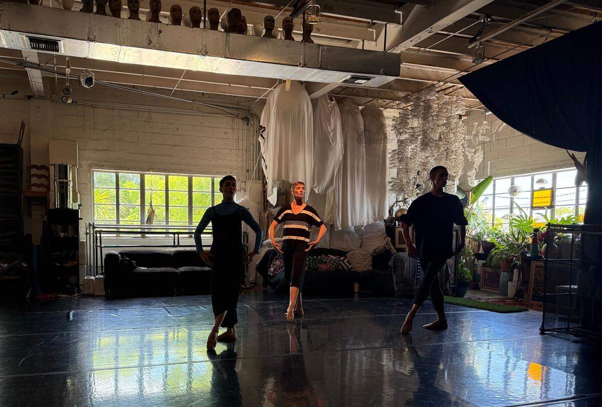Los tres bailarines de brigid baker wholeproject (con Amy Trieger en el centro) en un momento de uno de los últimos ensayos de “GULF” en el 6th Street Dance Studio, antes de su estreno en el Lehman Theater.