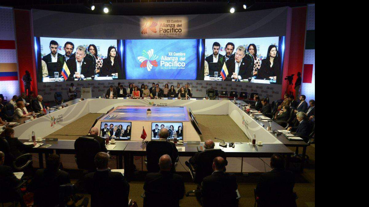Vista general de la instalación de la XII Cumbre Alianza del Pacífico durante el discurso inaugural del presidente de Colombia, Juan Manuel Santos (en pantallas) este 30 de junio de 2017, en Cali (Colombia).