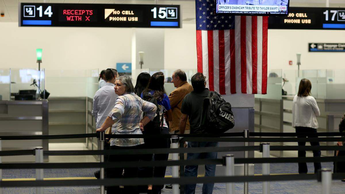 Viajeros internacionales hacen fila antes de hablar con un oficial del Servicio de Aduanas y Protección Fronteriza (CBP) a su llegada al Aeropuerto Internacional de Miami, en marzo de 2015. 