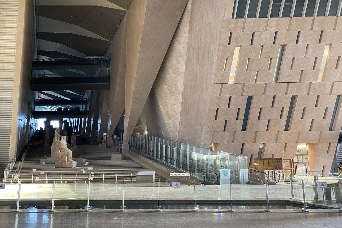 Las escaleras decoradas con las estatuas de reyes faraónicos que comunican con las grandes galerías del nuevo Gran Museo Egipcio (GEM) en El Cairo. 