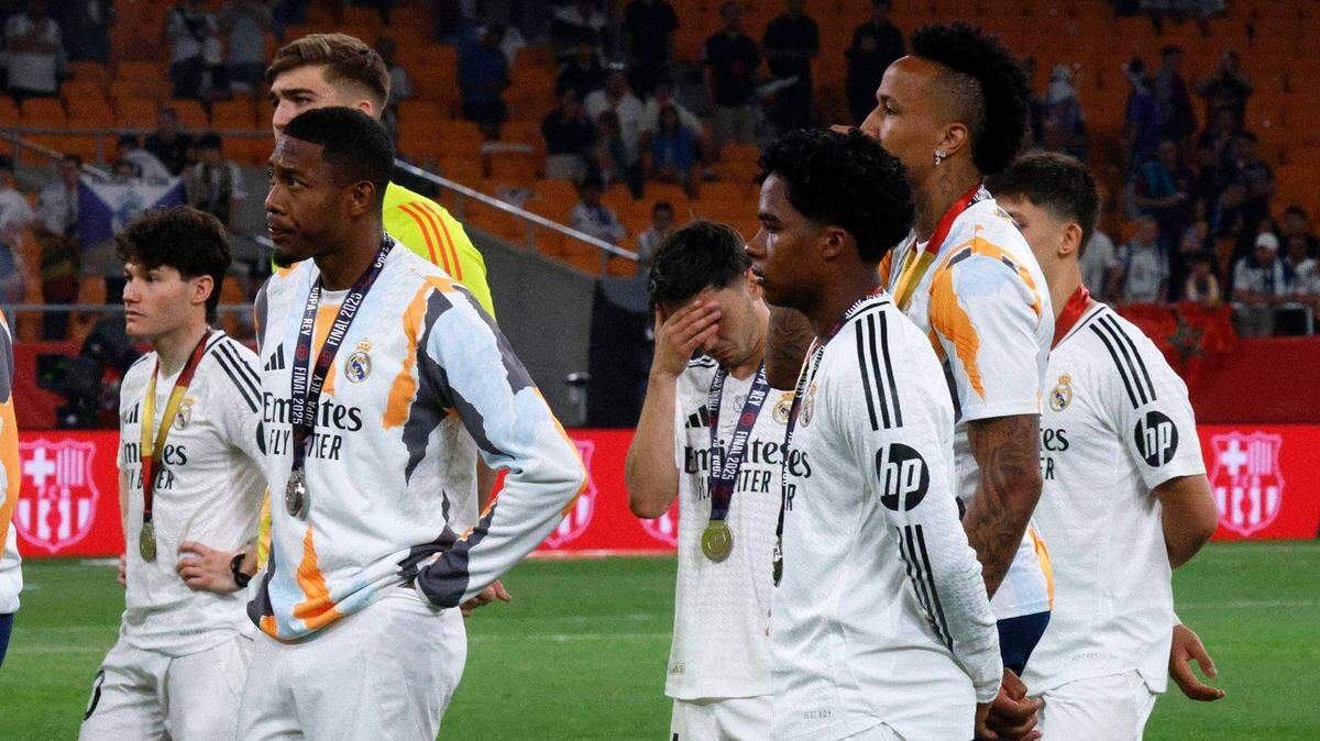 Jugadores del Real Madrid observan la ceremonia de premiación tras su derrota ante el FC Barcelona en la final de la Copa del Rey, en Sevilla, España, el 26 de abril de 2025. 
