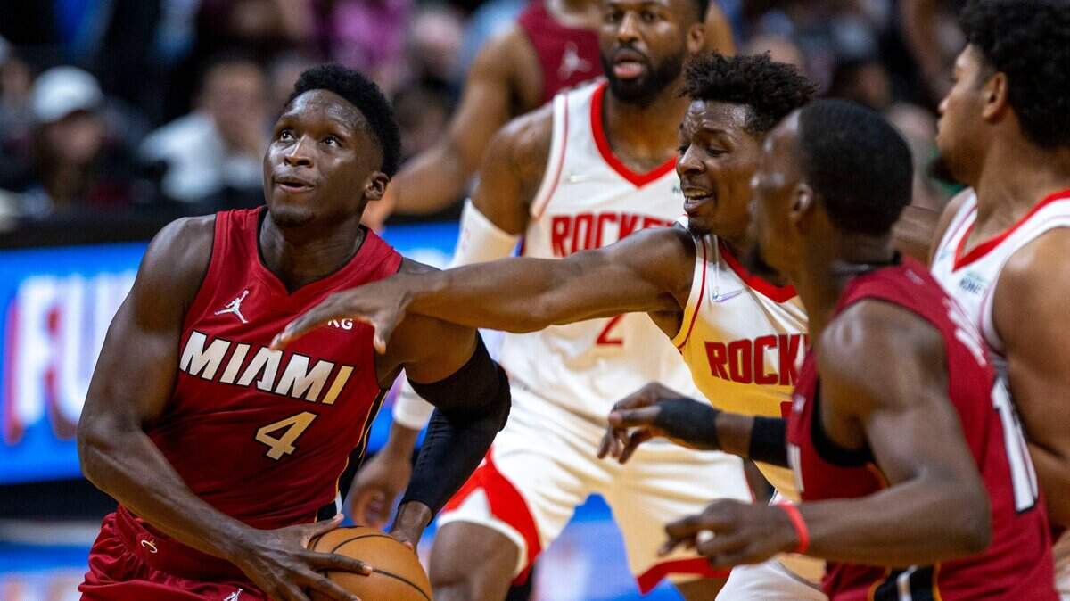 El escolta del Heat Victor Oladipo (4) entra al aro en el partido ante los Rockets de Houston, celebrado el 7 de marzo de 2022 en Miami.