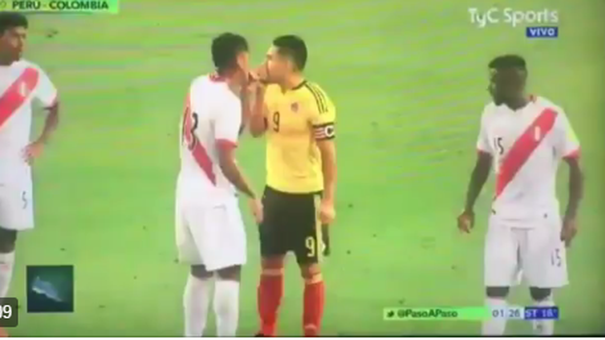 Radamel Falcao (der.) conversa con Reinaldo Tapia en el partido entre Colombia y Perú en las eliminatorias mundialistas, celebrado el 10 de octubre del 2017 en Lima.