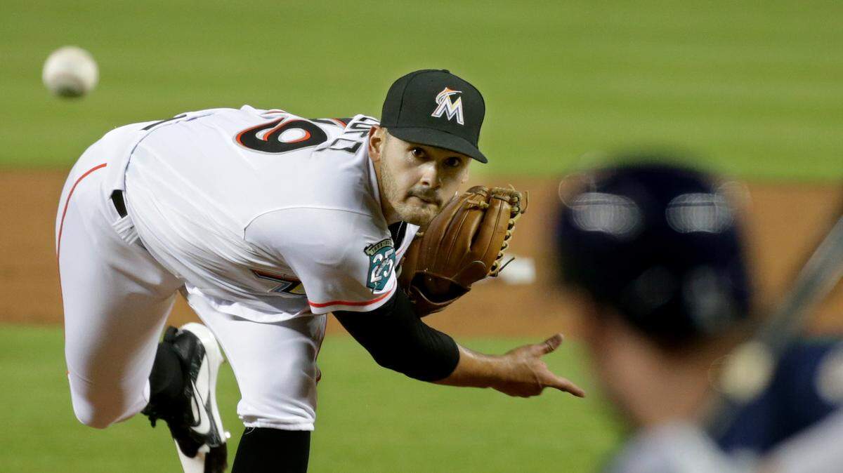 El abridor de los Marlins Pablo López lanza en el primer inning ante los Cerveceros, el 10 de julio de 2018 en Miami.
