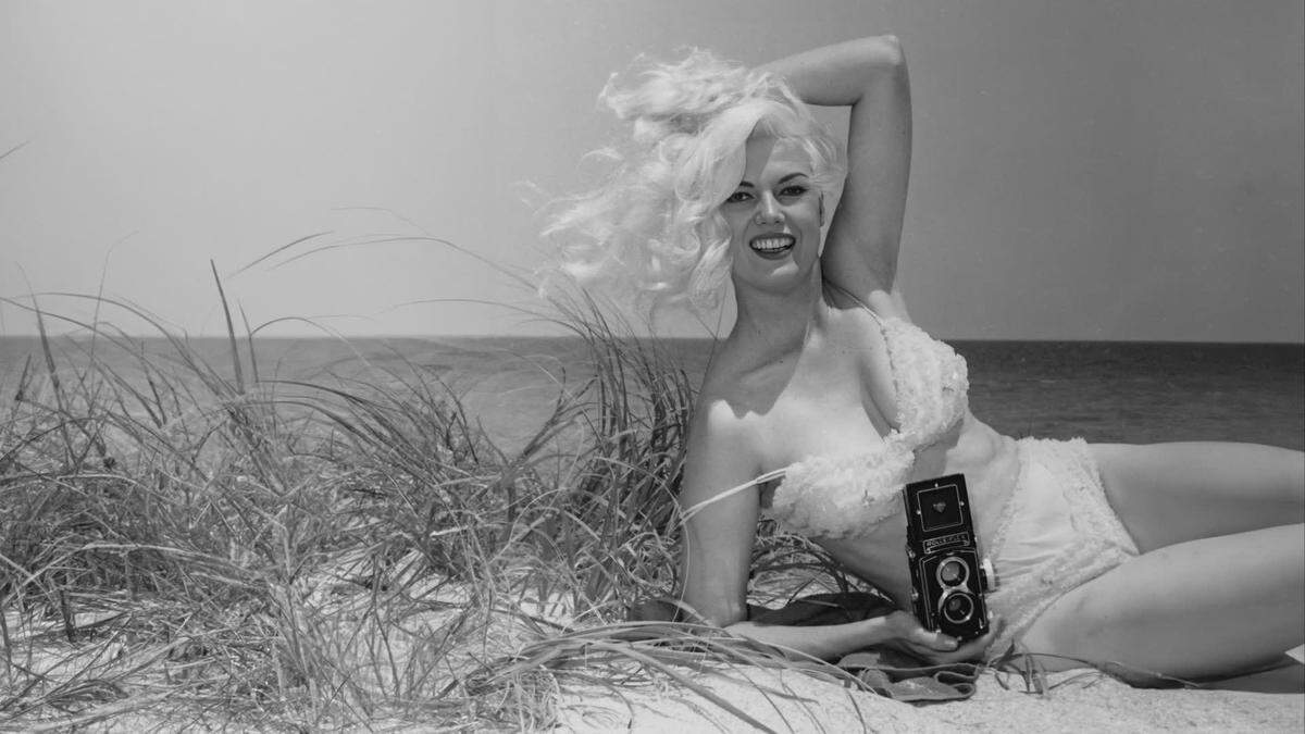 Bunny Yeager se sentía tan cómoda delante de la cámara como detrás de ella. 