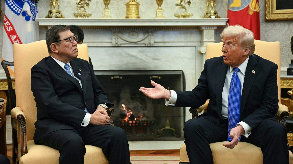 El presidente Donald Trump se reúne con el primer ministro japonés, Shigeru Ishiba, en la Oficina Oval de la Casa Blanca en Washington, D.C., el 7 de febrero de 2025.