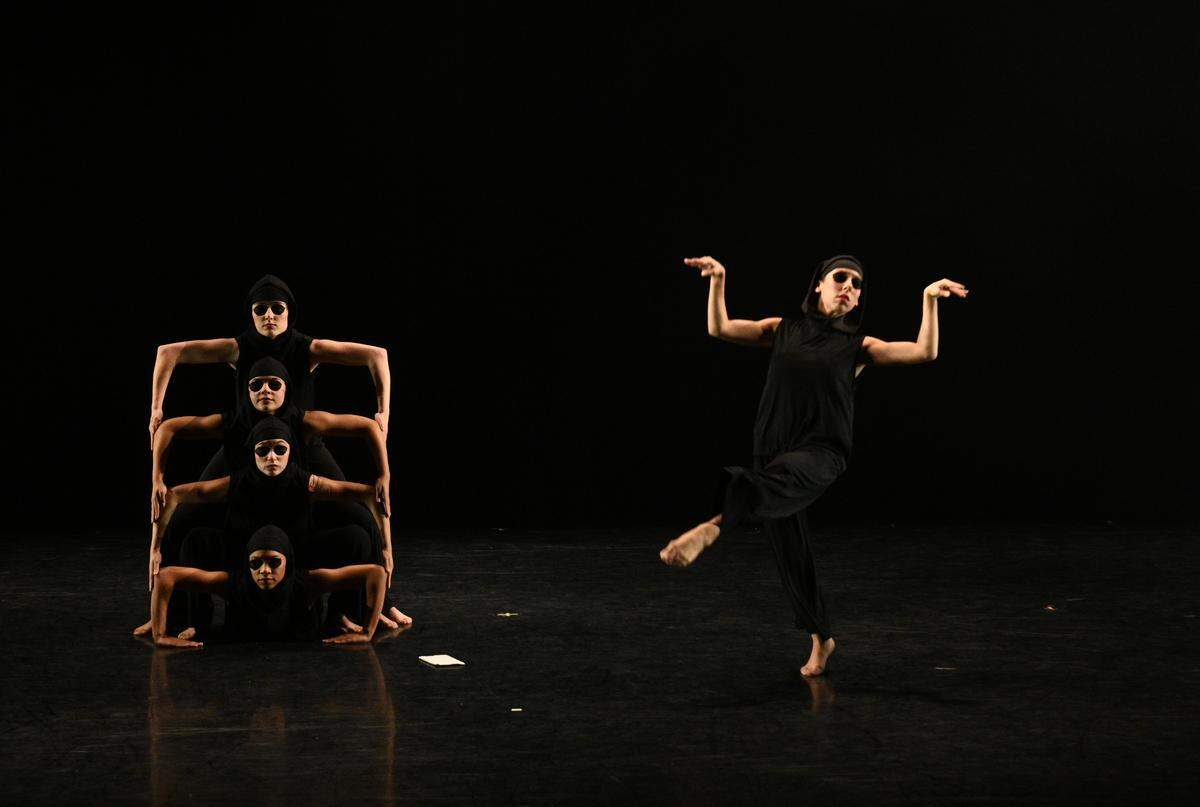 El 18 de octubre, los bailarines del New World Dance Ensemble se presentaron con “The Envelope” de David Parsons en la Daniel Lewis Dance Sampler (DLDS). 