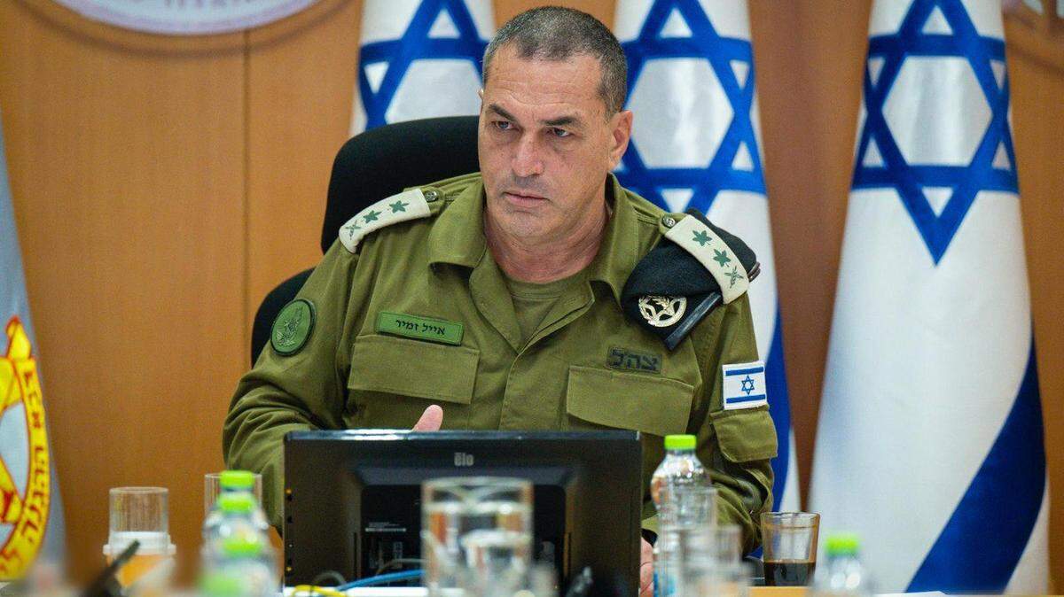 Esta fotografía publicada por las Fuerzas de Defensa de Israel (FDI) el miércoles 13 de agosto de 2025 muestra al jefe militar de Israel, Eyal Zamir, asistiendo a una reunión de funcionarios de seguridad.