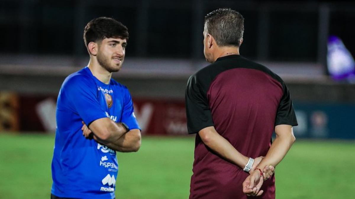 Matías Lacava (left) when the Venezuelan National Football Team announced that he was joining the VinotintoU23 squad in Margarita, Venezuela, in January 2024.