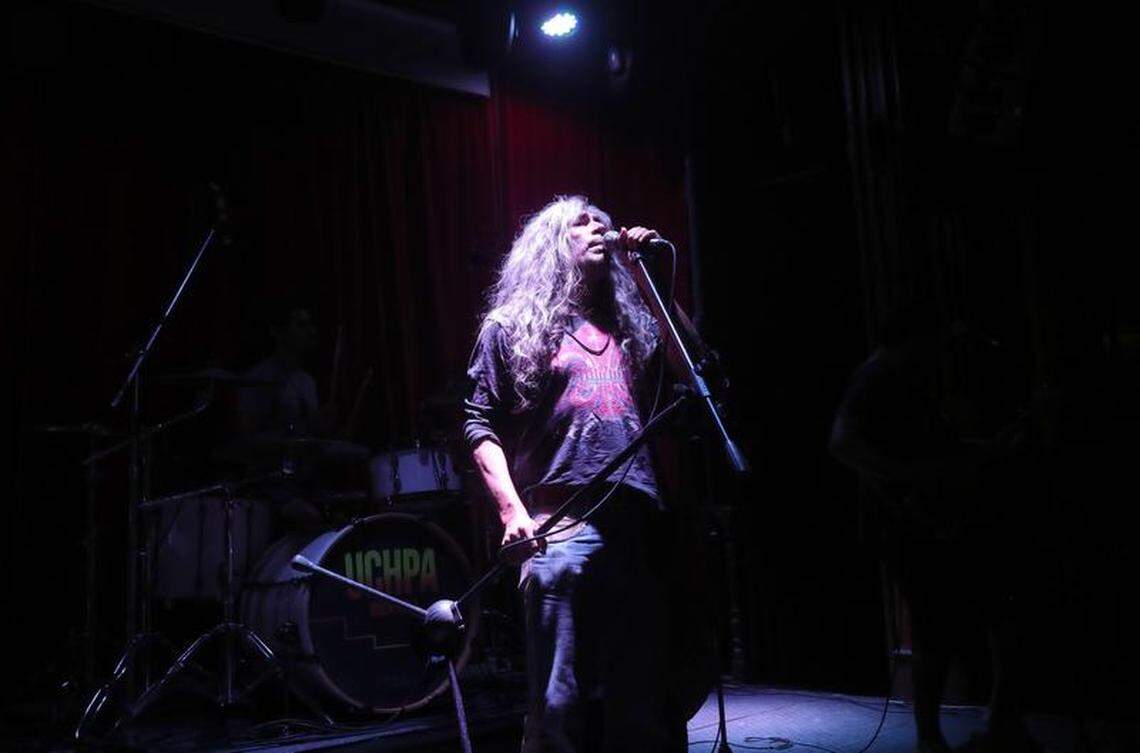 Fotografía tomada el 29 de marzo del 2019 al vocalista del grupo musical Uchpa, Fredy Ortiz, durante una prueba de sonido previa a un concierto en el Centro Cultural La Noche de la ciudad de Lima, Perú. El quechua, la lengua indígena más hablada de América, se reivindica en Perú a ritmo de los géneros musicales más modernos y vigentes como el rock, el blues, el pop, el rap e incluso el trap, para derribar la barrera de la discriminación que todavía implica utilizar el idioma de los incas en su propia tierra.