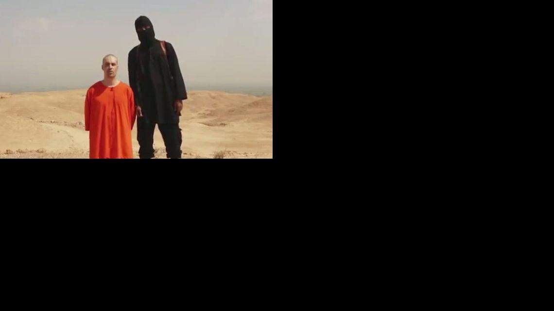 El “Yihadista John”, este miembro del EI fue visto por primera vez en un vídeo divulgado por el EI el pasado mes de agosto a través de internet, cuando apareció en el video del asesinato del periodista estadounidense James Foley. 