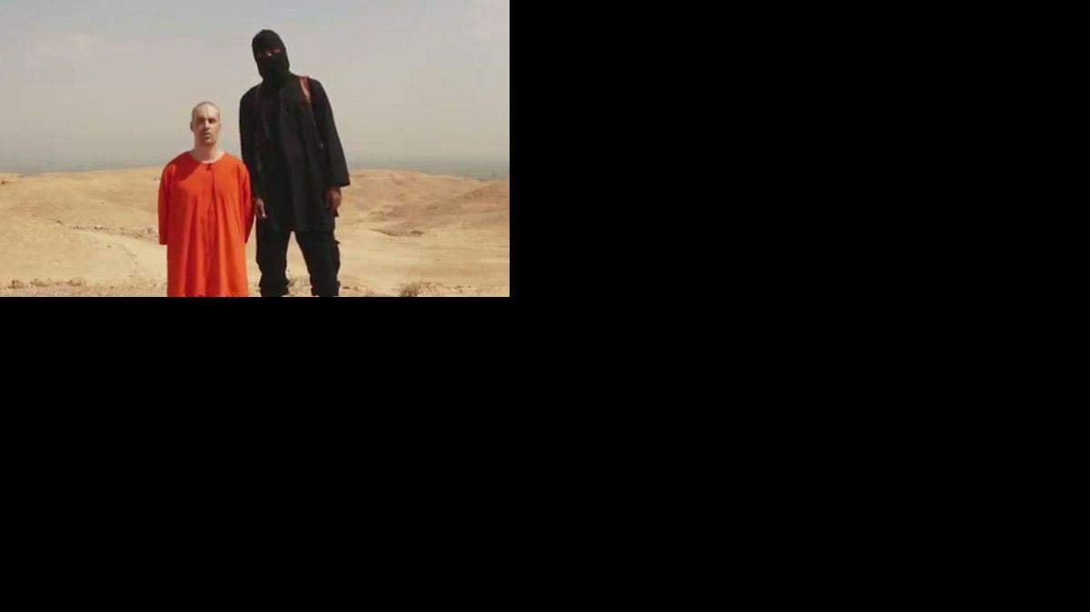 El “Yihadista John”, este miembro del EI fue visto por primera vez en un vídeo divulgado por el EI el pasado mes de agosto a través de internet, cuando apareció en el video del asesinato del periodista estadounidense James Foley. 