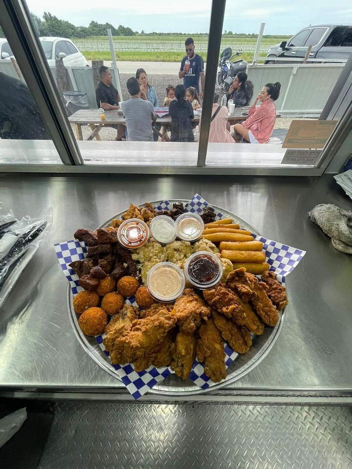 El Kanmbumbo Food Truck sirve una variedad de picadera puertorriqueña para compartir entre familiares y amigos.