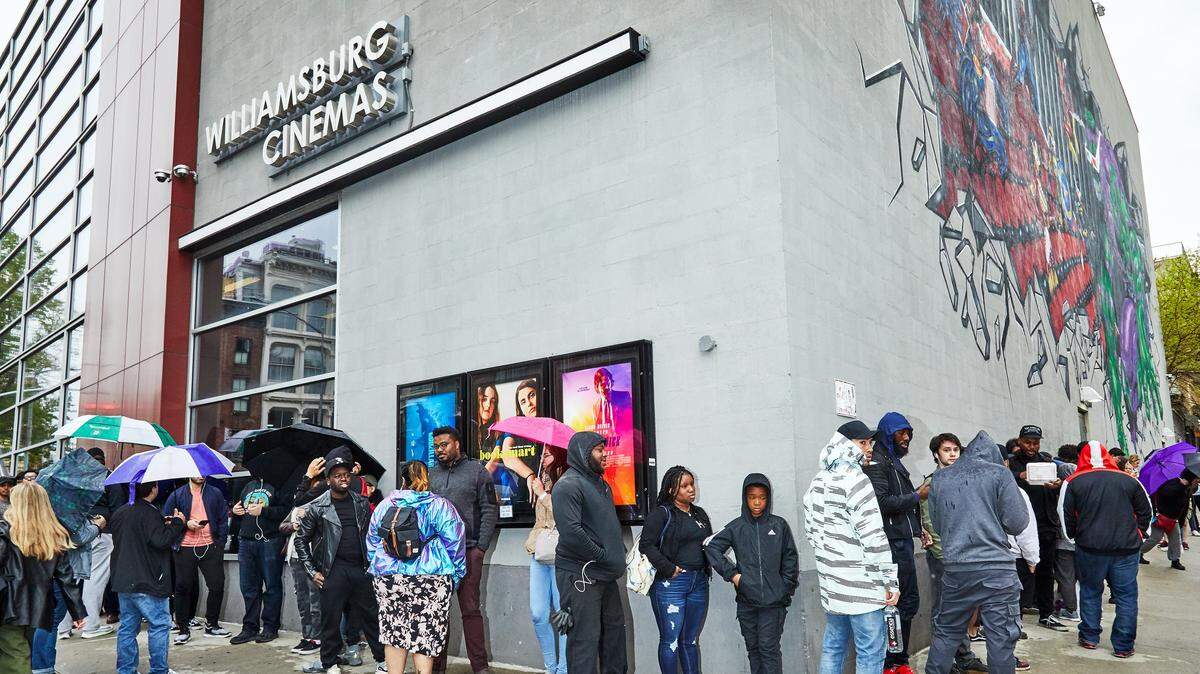Un grupo de personas hacen la fila para ver “Avengers: Endgame” el 25 de abril de 2019 en un cine de Nueva York.