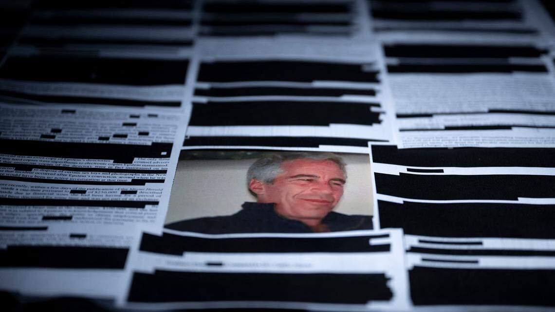 Esta foto ilustración muestra documentos censurados de los archivos de la Biblioteca Epstein publicados por el Departamento de Justicia de Estados Unidos en Washington, DC, el 18 de febrero de 2026.