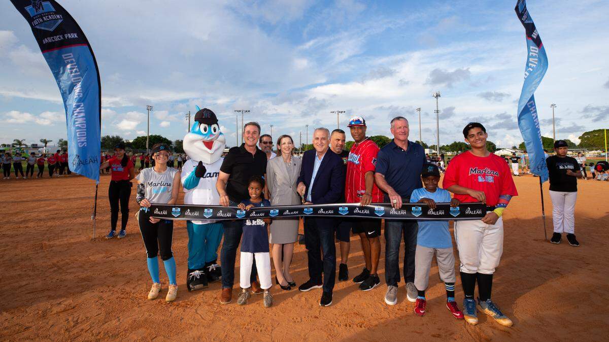 La Fundación de los Miami Marlins y la Ciudad de Hialeah celebraron este viernes en el Babcock Park la apertura de la programación de la Academia Juvenil de los Marlins, con la con la presencia de decenas de niños, ejecutivos del club y el alcalde Esteban Bovo.