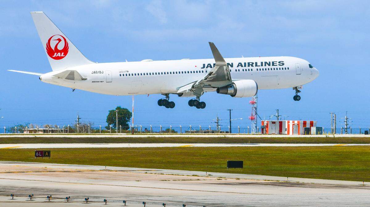 Foto de archivo de un avión de Japan Airlines aterrizando en el Aeropuerto Internacional A.B. Won Pat en Tamuning, Guam, el 19 de marzo de 2020.