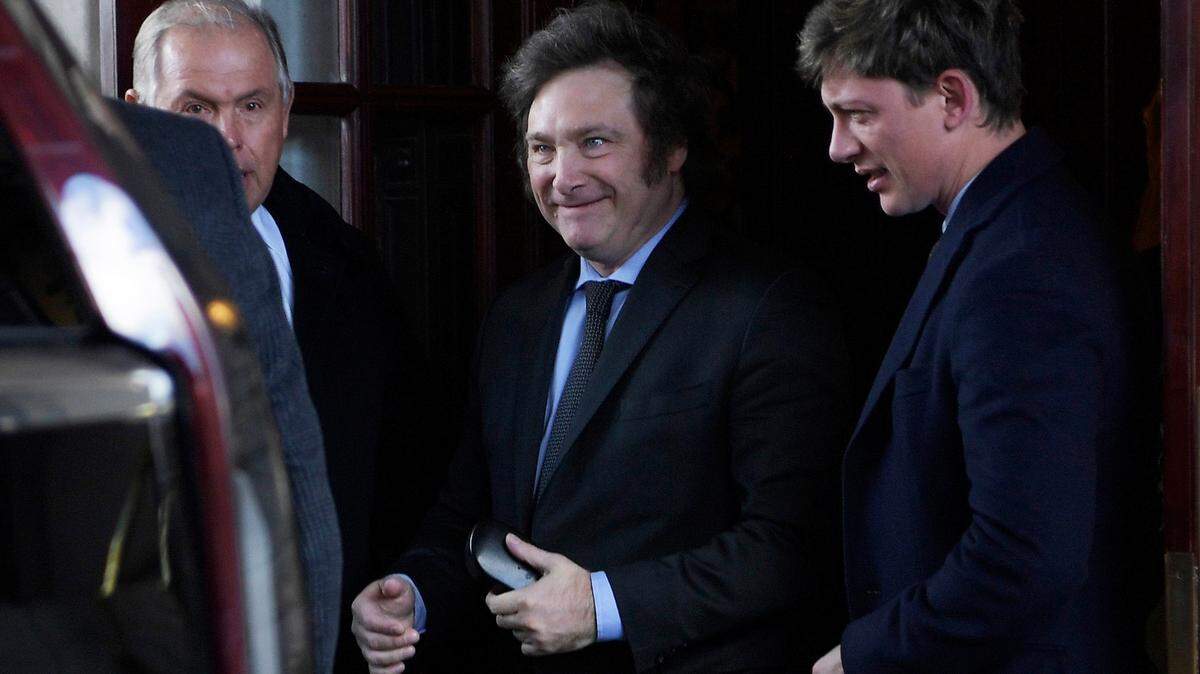 El presidente electo de Argentina, Javier Milei, sale del hotel Hay Adam para asistir a una reunión con asesores del presidente Joe Biden en la Casa Blanca, Washington, D.C., el martes 28 de noviembre de 2023.