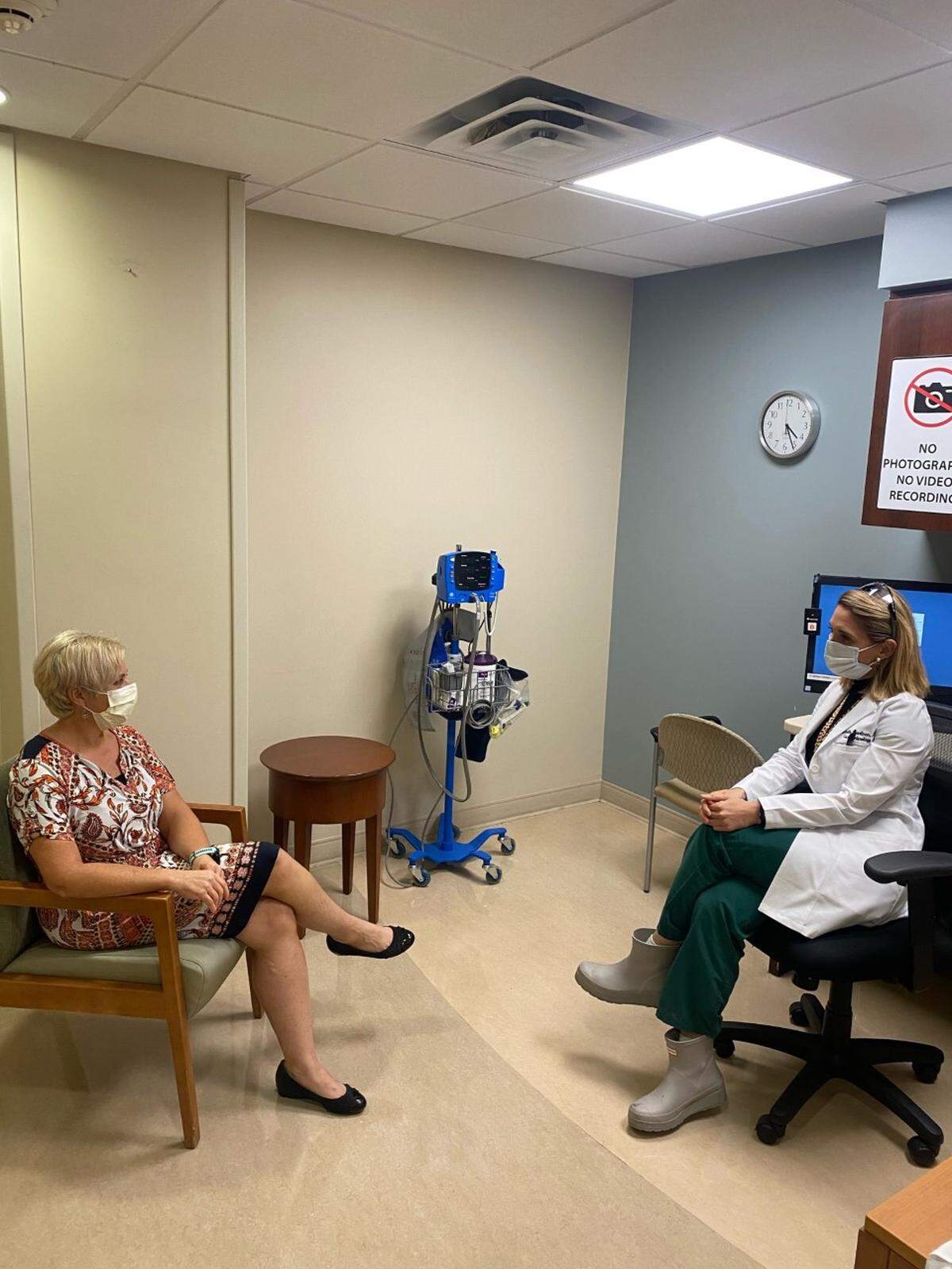 La Dra. Michelle Pearlman, especialista en gastroenterología, medicina interna, medicina de la obesidad y dieta y nutrición de la Escuela de Medicina Miller de la Universidad de Miami.