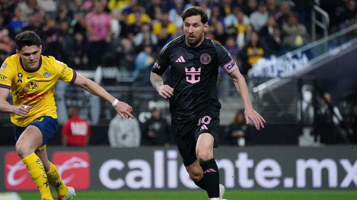 El delantero del Inter Miami Lionel Messi (der.) conduce el balón ante la marca de Israel Reyes, del América, en el partido amistoso celebrado el 18 de enero de 2025 en Las Vegas.