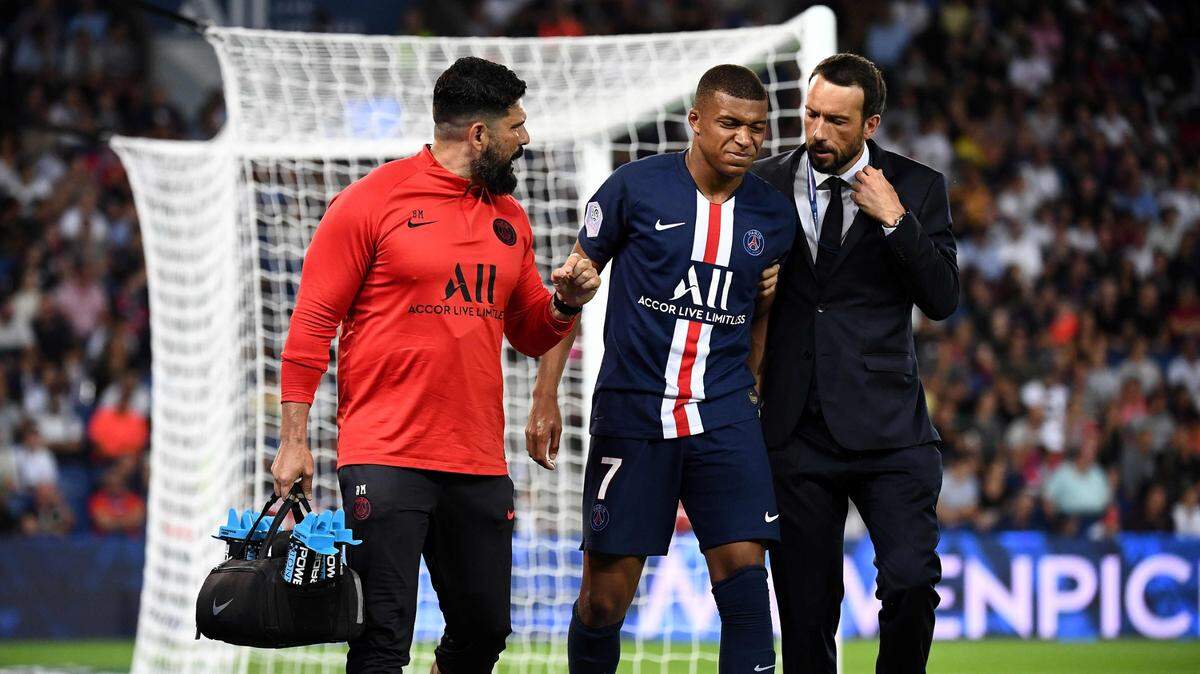 Kylian Mbappé abandona la cancha de juego por el Paris Saint-Germain tras lesionarse en el partido ante Toulouse en la liga francesa, el 25 de agosto de 2019 en París.
