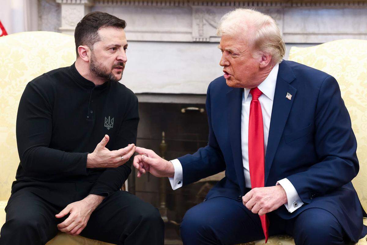 El presidente de Ucrania, Volodimir Zelenski (izq.), conversa con el presidente de Estados Unidos, Donald Trump, en la Oficina Oval de la Casa Blanca en Washington, D.C. el 28 de febrero de 2025. 
