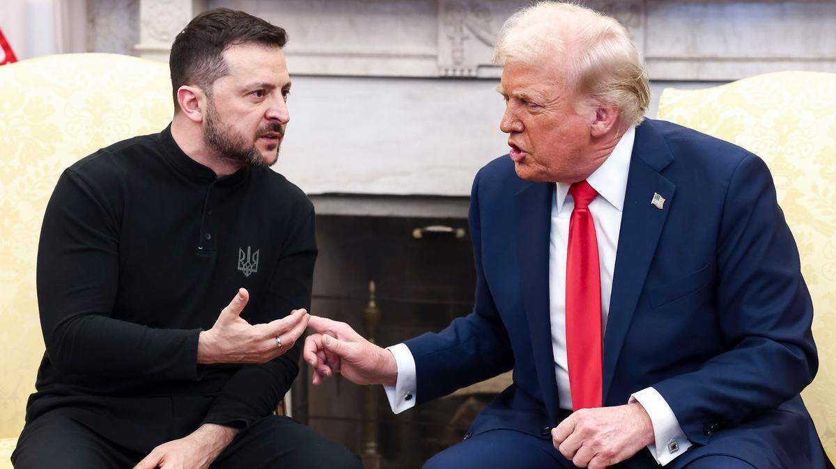 El presidente de Ucrania, Volodimir Zelenski (izq.), conversa con el presidente de Estados Unidos, Donald Trump (der.), en la Oficina Oval de la Casa Blanca en Washington, D.C. el 28 de febrero de 2025.