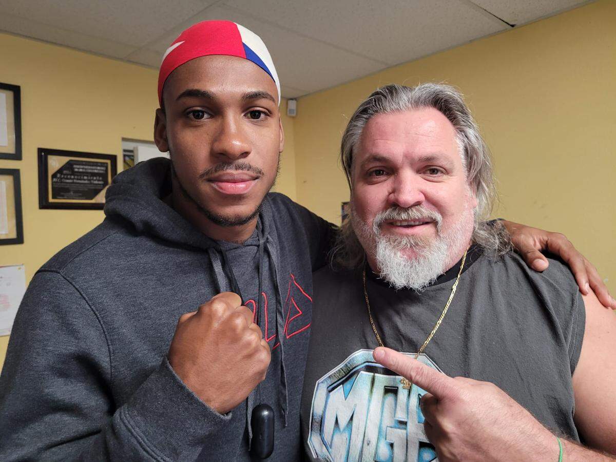 Dayán Castro Depestre se prepara a marchas forzadas con el profesor Osmiri Fernández (der.) para su debut el 25 de marzo.